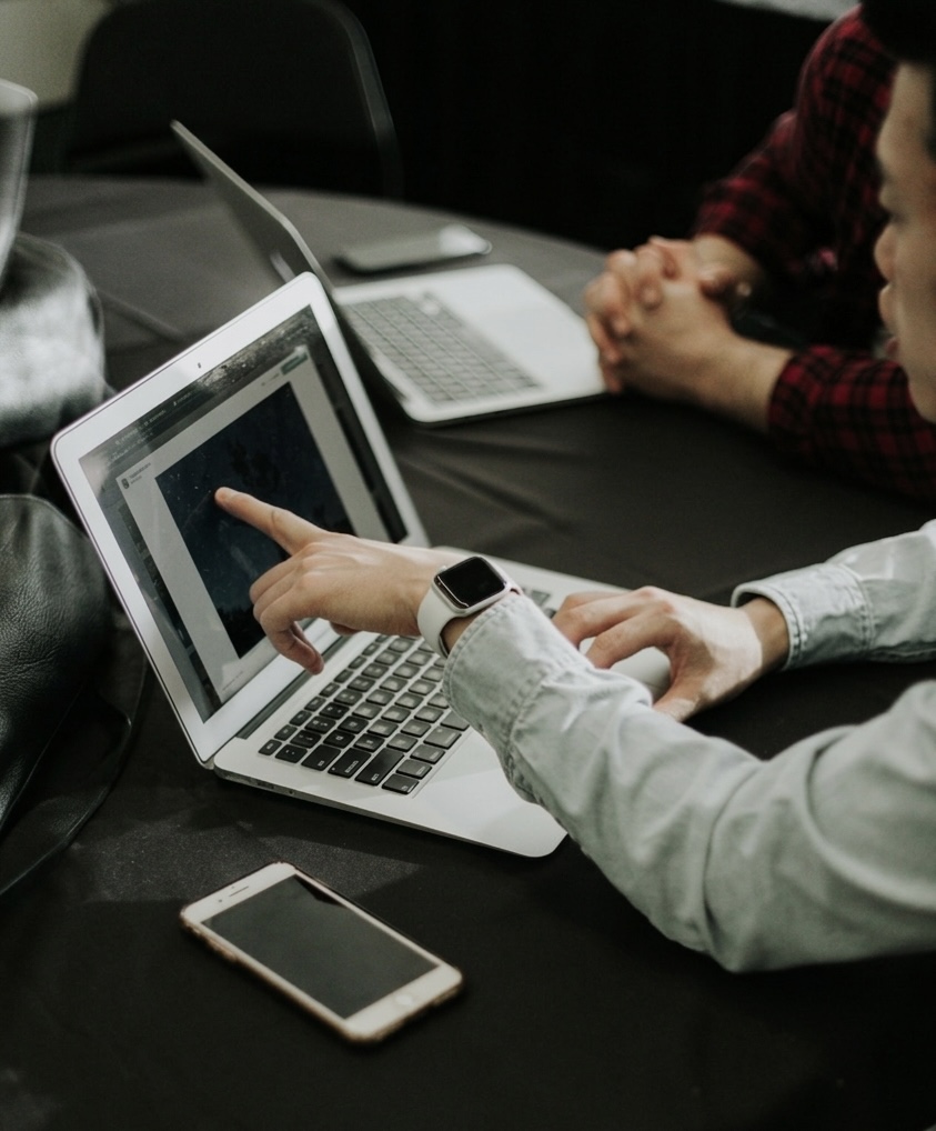 Persona colocando piezas visuales en una pared creativa