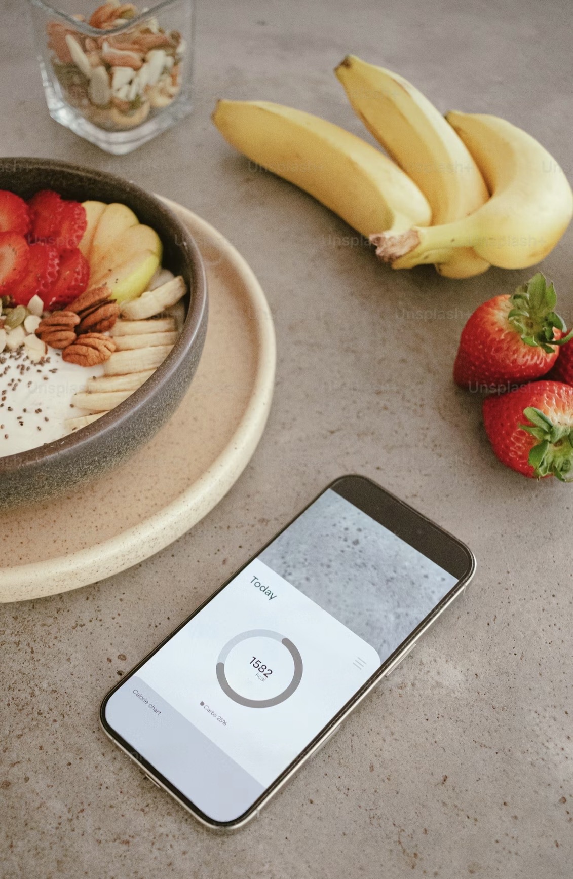 Mano sosteniendo un corazón digital como símbolo de bienestar